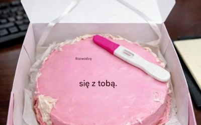 Mój mąż przysłał mi ciasto, żeby ogłosić nasz rozwód… To, co odkrył później, doprowadziło go do łez. To był po prostu kolejny dzień w pracy, kiedy ciasto dotarło z piekarni, w której pracował mój mąż. Początkowo pomyślałam, że to miły gest, więc zawołałam koleżanki, żeby podzielić się tą nowiną. Gdy tylko otworzyłam pudełko, w pokoju zapadła grobowa cisza. Napisane jednolitymi literami z czekoladowego lukru widniało: „Rozwodzę się”. A na wierzchu lukru pozytywny test ciążowy. Wszyscy wiedzieli, że mój mąż jest piekarzem i wszyscy wiedzieli też, że nie może mieć dzieci. Byłam przerażona, gdy moi koledzy niezręcznie wymykali się jeden po drugim. Stałam tam, wrośnięta w ziemię przed tym samym pozytywnym testem, który wyrzuciłam rano w domu, całkowicie sparaliżowana i niepewna, co robić. Kiedy wróciłam do domu, mój mąż już tam był, krążył tam i z powrotem, wściekły. „Powiedz, że ten test nie jest twój!” krzyknęłam, zanim nawet na mnie nie spojrzał. Pokręciłam głową. Jest mój. Słuchaj, masz pełne prawo odejść, ale jest coś, o czym powinieneś wiedzieć. Ciąg dalszy w pierwszym komentarzu.