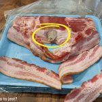 Poszedłem do sklepu i kupiłem bekon, przyniosłem go do domu, żeby zjadł. Kiedy otworzyłem paczkę i wziąłem kilka plasterków, znalazłem to w boczku. Szczerze mówiąc, mój apetyt zniknął natychmiast. Siedzę w kuchni przez pół godziny, wpatrując się w nią, próbując dowiedzieć się, co to jest. Czy ktoś wie, co to może być? Sprawdź pierwszy komentarz do odpowiedzi 👇