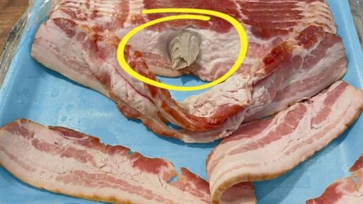 Poszedłem do sklepu i kupiłem bekon, przyniosłem go do domu, żeby zjadł. Kiedy otworzyłem paczkę i wziąłem kilka plasterków, znalazłem to w boczku. Szczerze mówiąc, mój apetyt zniknął natychmiast. Siedzę w kuchni przez pół godziny, wpatrując się w nią, próbując dowiedzieć się, co to jest. Czy ktoś wie, co to może być? Sprawdź pierwszy komentarz do odpowiedzi 👇