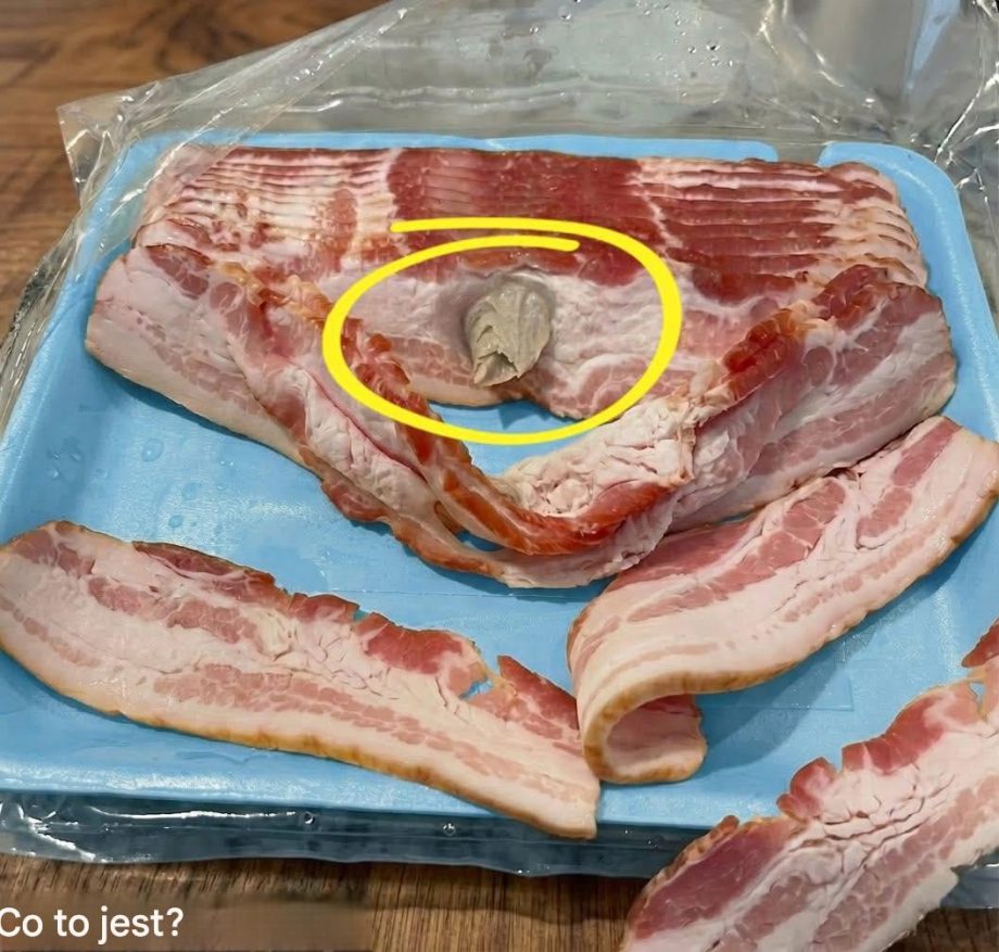 Poszedłem do sklepu i kupiłem bekon, przyniosłem go do domu, żeby zjadł. Kiedy otworzyłem paczkę i wziąłem kilka plasterków, znalazłem to w boczku. Szczerze mówiąc, mój apetyt zniknął natychmiast. Siedzę w kuchni przez pół godziny, wpatrując się w nią, próbując dowiedzieć się, co to jest. Czy ktoś wie, co to może być? Sprawdź pierwszy komentarz do odpowiedzi 👇