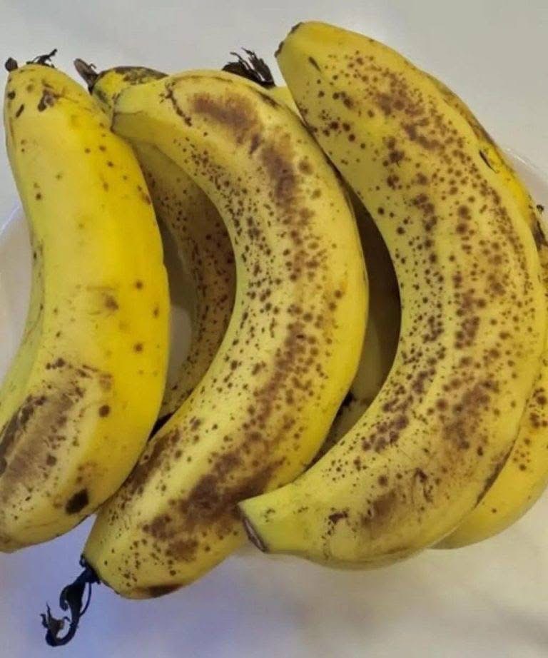 Lekarze ujawniają, że jedzenie bananów wieczorem prowadzi do… Zobacz poniżej