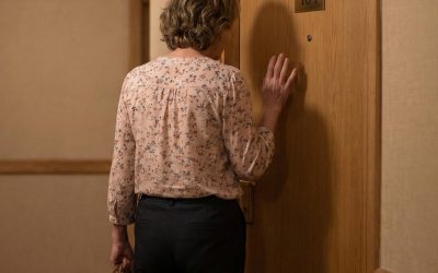 Mąż przez całe życie mówił, że wyjazdy służbowe to wyjazdy służbowe. Po pięćdziesiątce postanowiłam go zaskoczyć w hotelu w Kielcach. Drzwi do pokoju otworzyła kobieta w jego szlafroku
