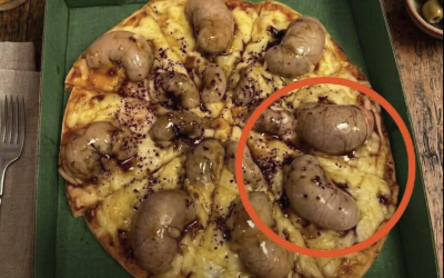 Zamówiłem pizzę wieczorem. Dostawca mi ją przywiózł.